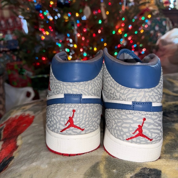 Nike Air Jordan 1 Mid True Blue sneaker with Coach Kim English autograph Mens 14 - Picture 5 of 9